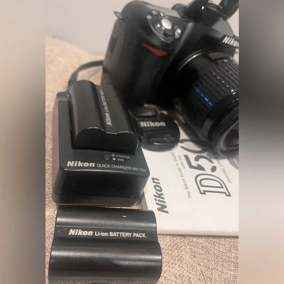 Nikon D50 digital Camera video w/Manual, Charger, A/V Cable, SD Card/Reader